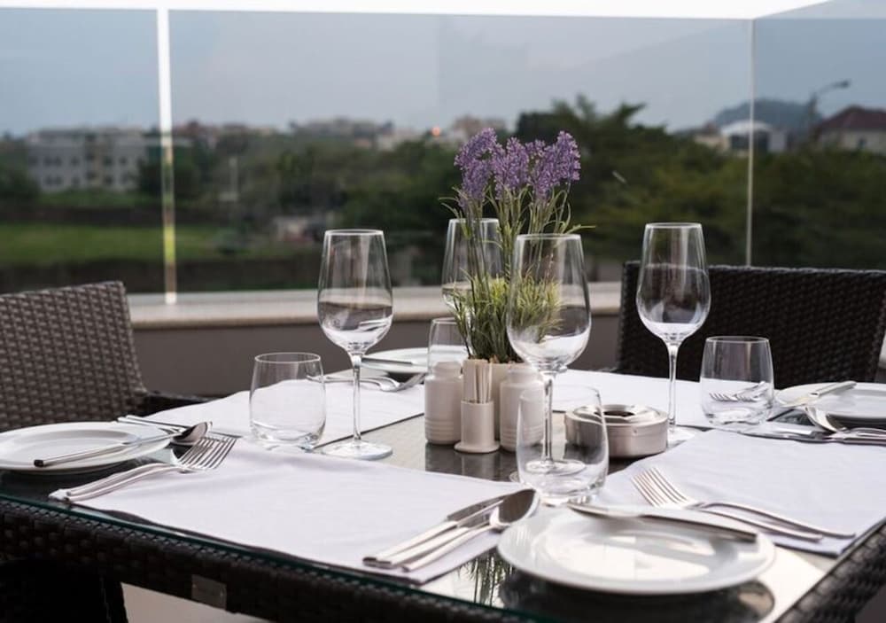 Фото The Envoy Hotel