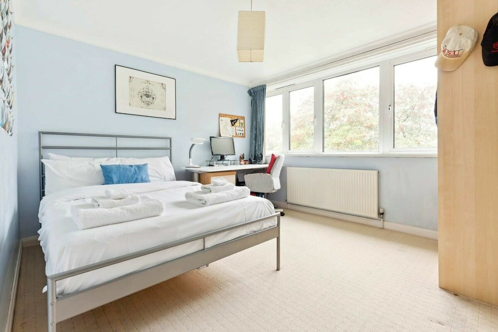 Фото Spacious 2 Bedroom Apartment in Cricklewood