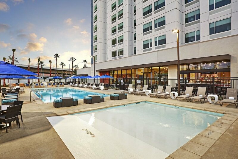 Гостиница Cambria Hotel & Suites Anaheim Resort Area в Анахайме