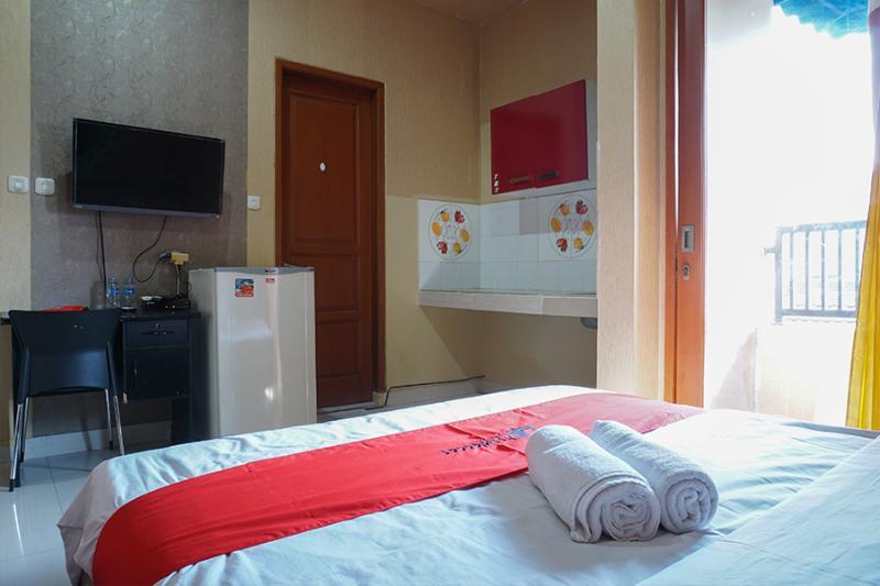 Фото Residences by RedDoorz near Kemang Square