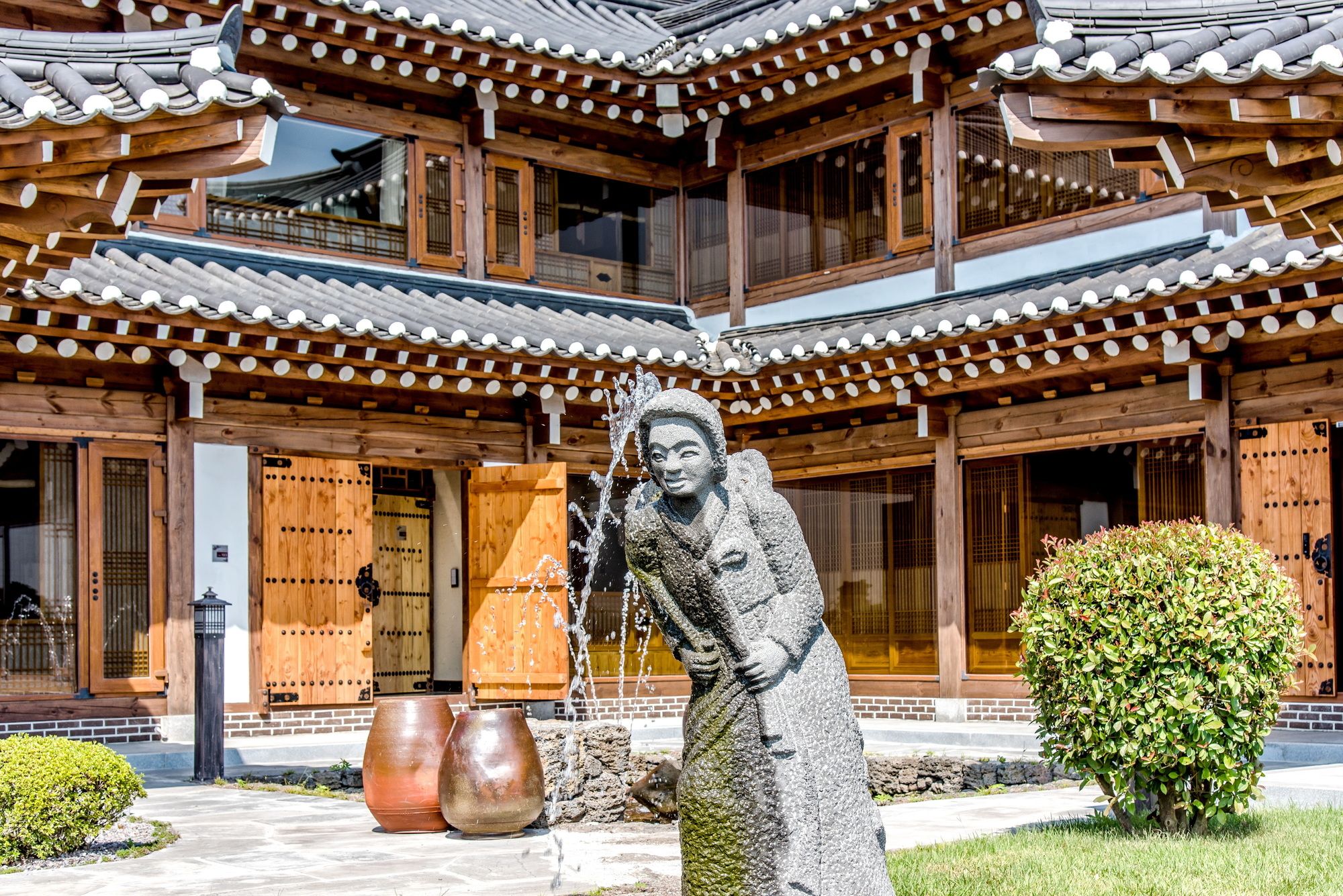 Фото Jeju Hanok Hotel Hallagung