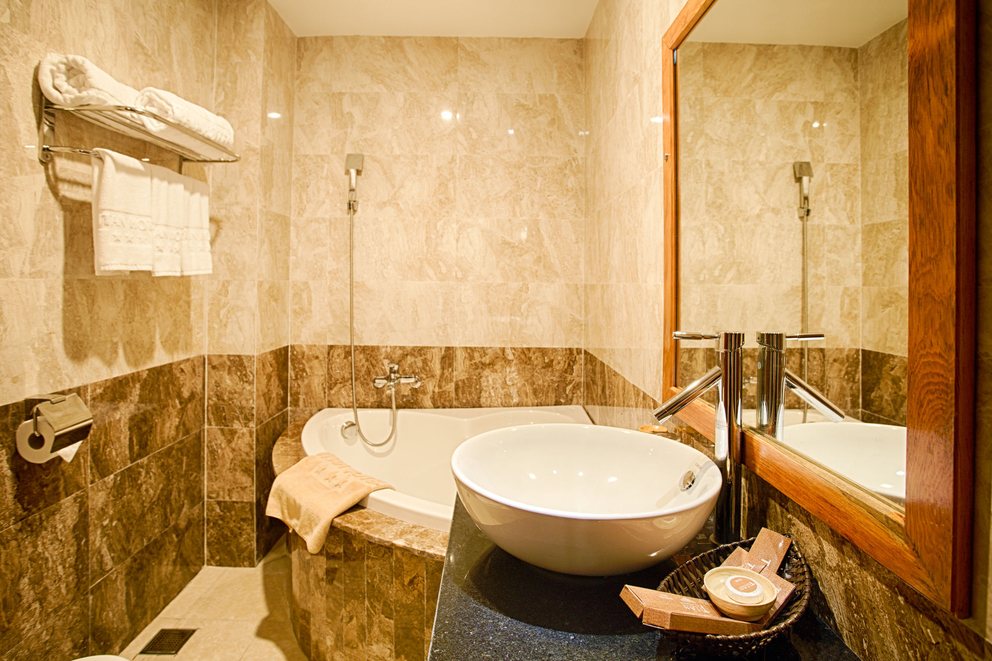 Фото Titan Hotel