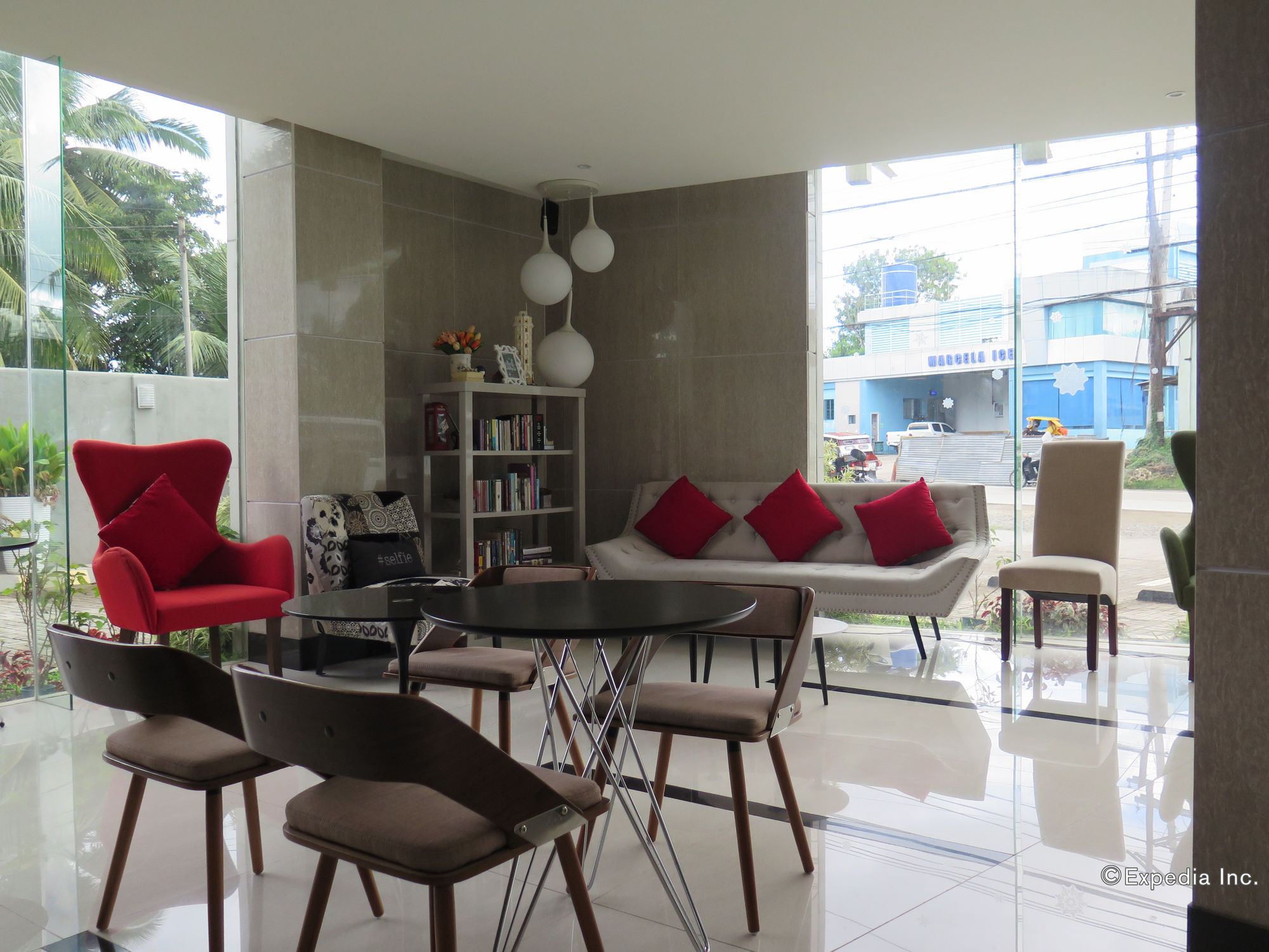 Фото 717 Cesar Place Hotel