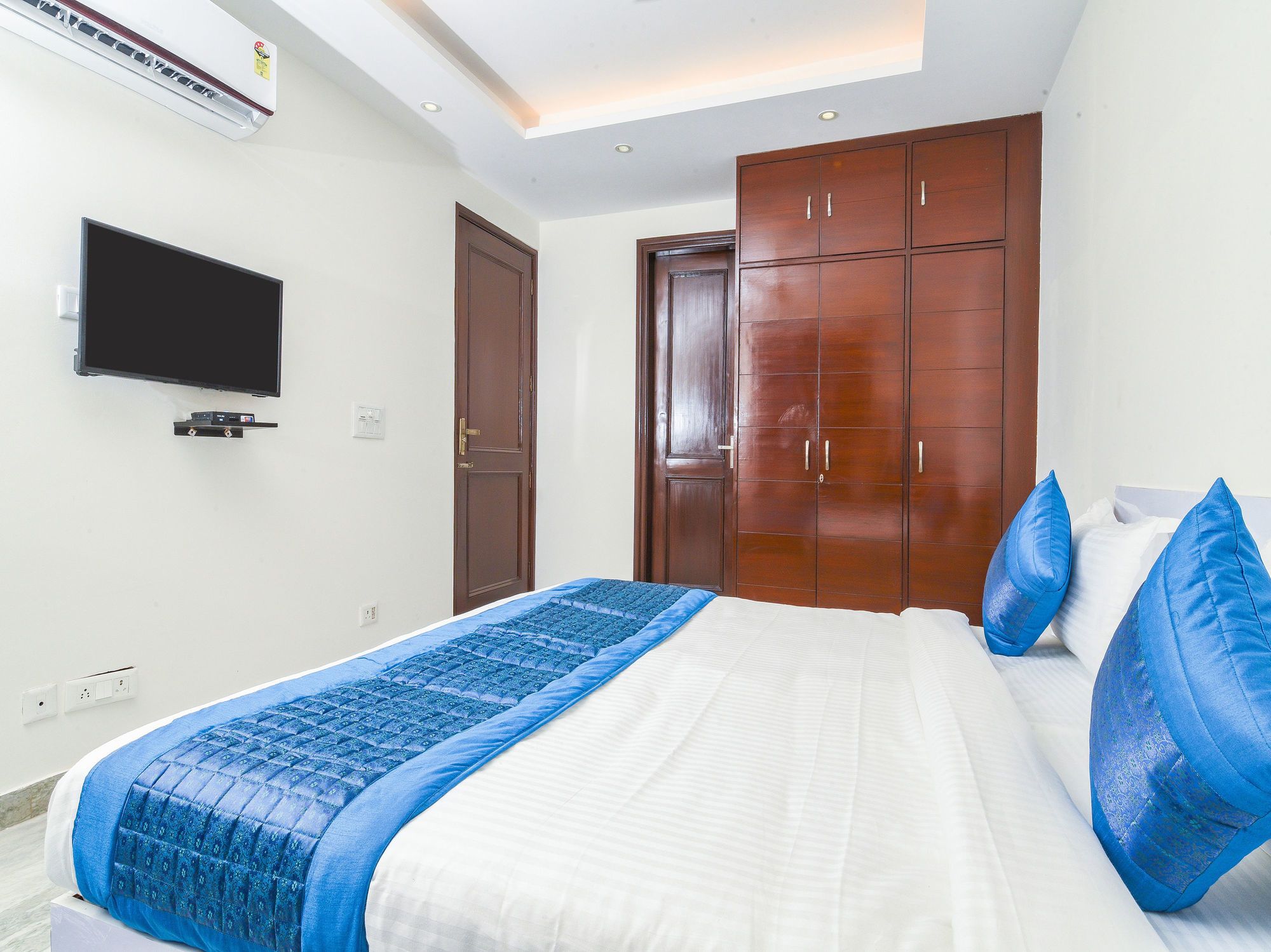 Фото Oyo 15623 Golden Crystal