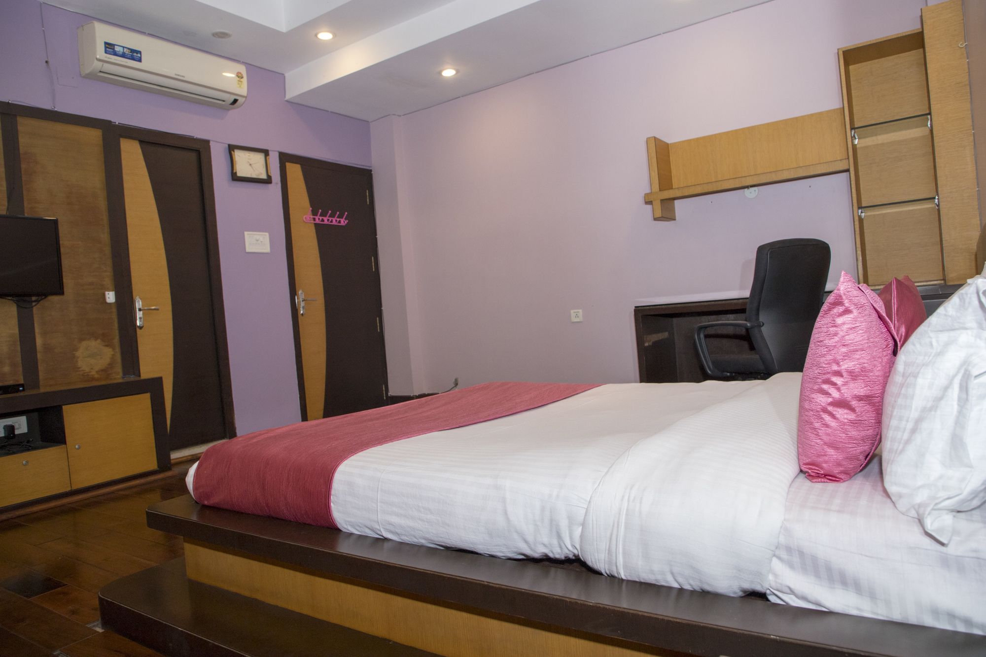 Фото Oyo 11345 Hotel White House Inn