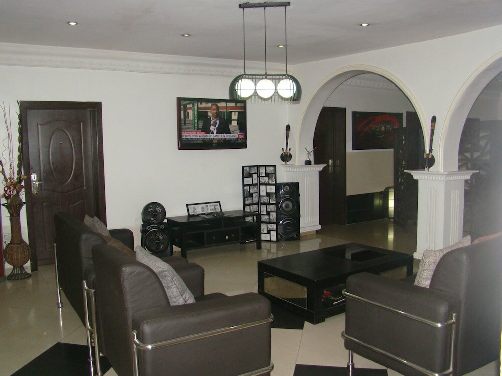 Фото Charlies Place And Suite