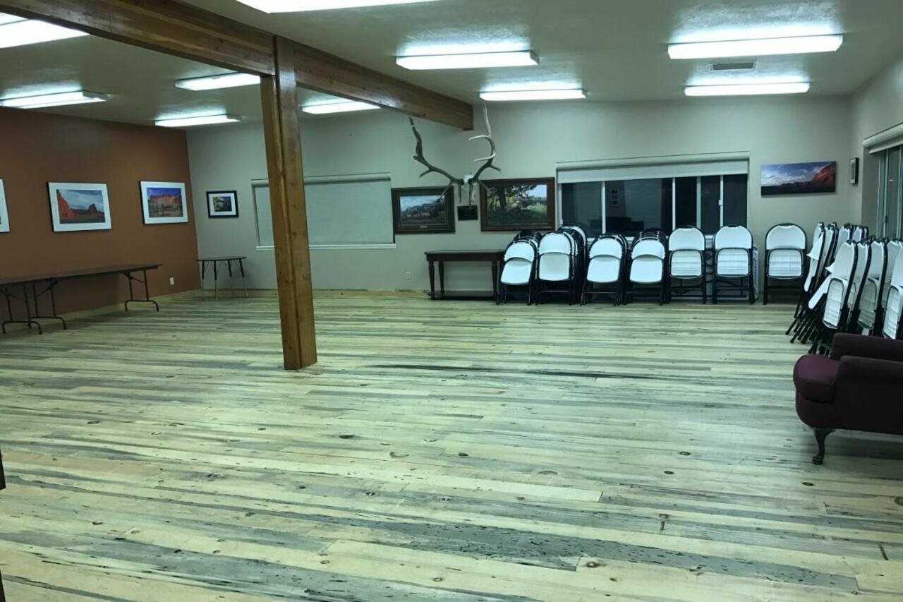 Фото Broken Spur Inn & Steakhouse