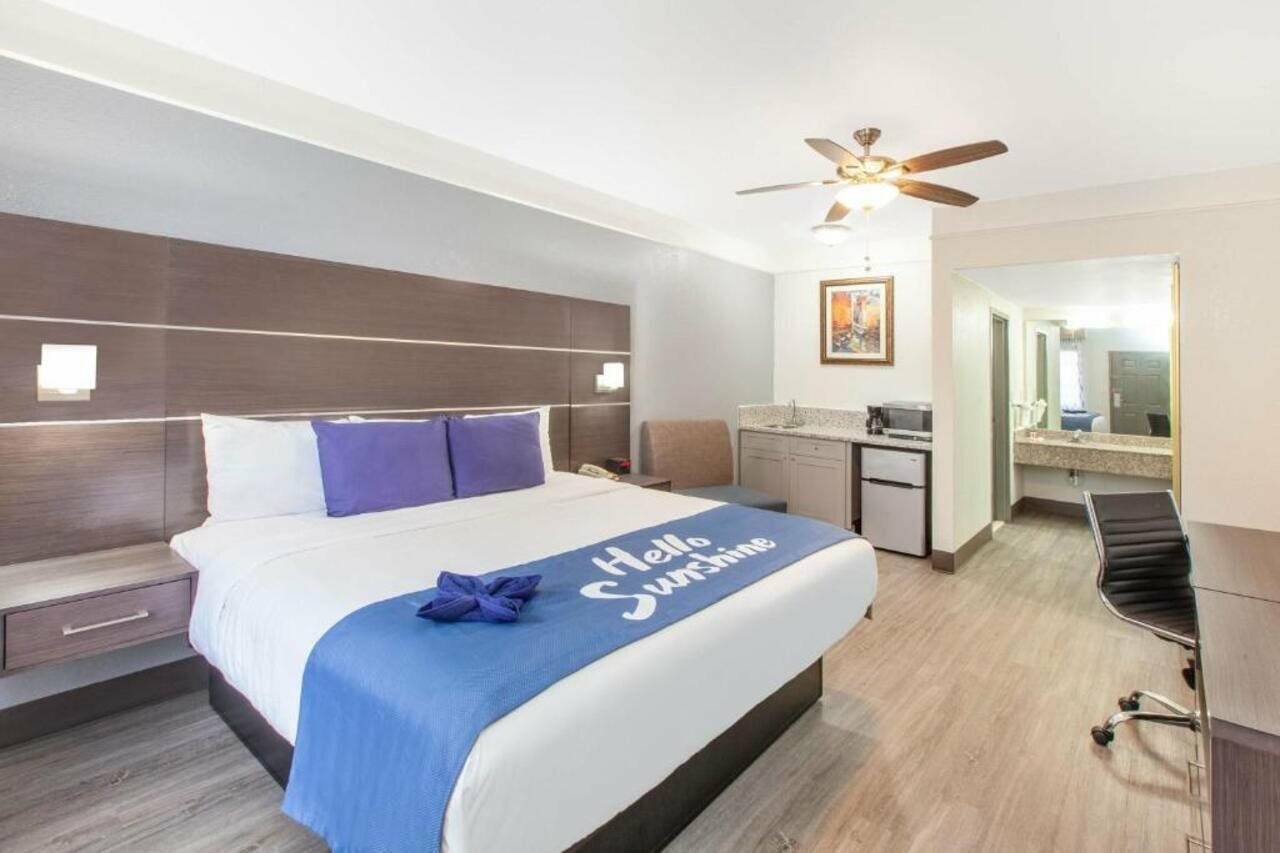 Фото Days Inn & Suites by Wyndham Webster NASA-ClearLake-Houston