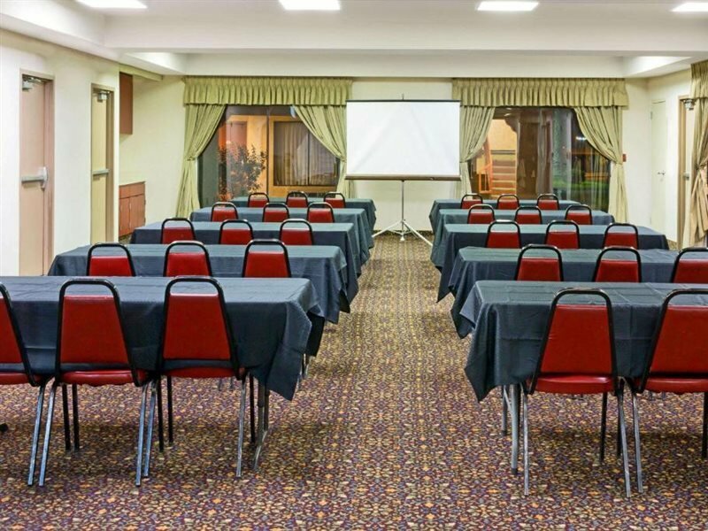 Фото Days Inn by Wyndham Fontana Rialto