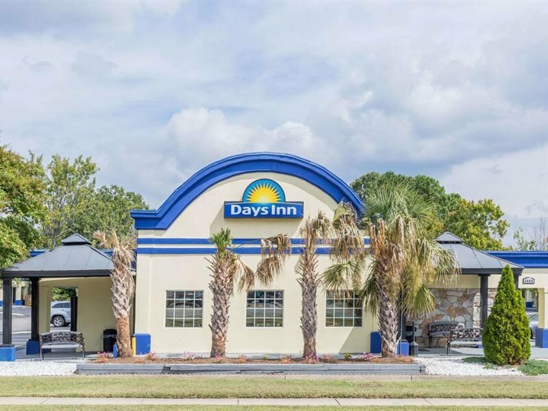 Фото Days Inn by Wyndham Virginia Beach Town Center