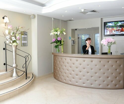 Гостиница The Originals Boutique, Hôtel Les Strélitzias, Antibes в Жюане-ле-Пен