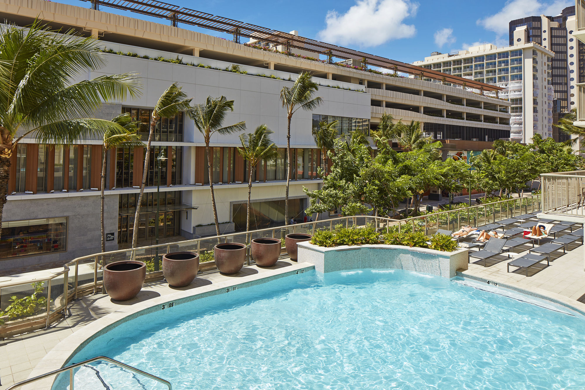 Фото Hilton Garden Inn Waikiki Beach