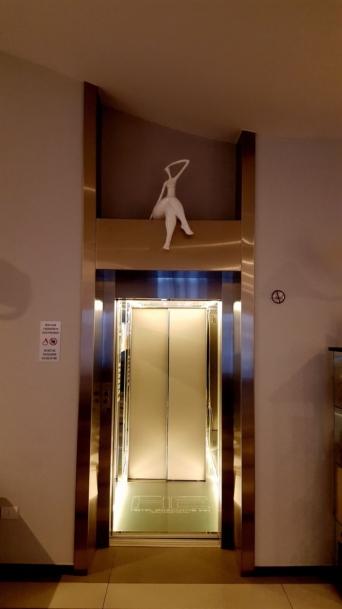 Фото Hotel Executive Inn