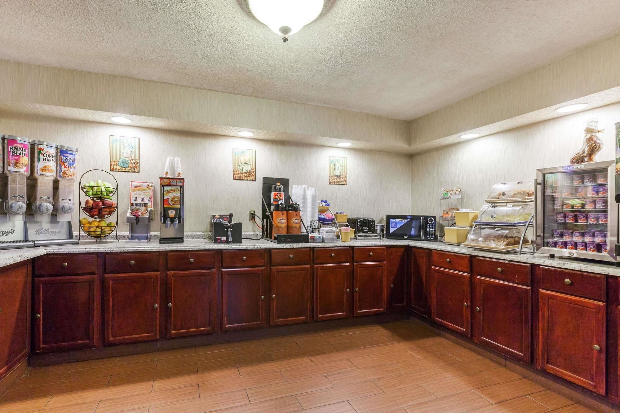 Фото Days Inn by Wyndham Newark Wilmington