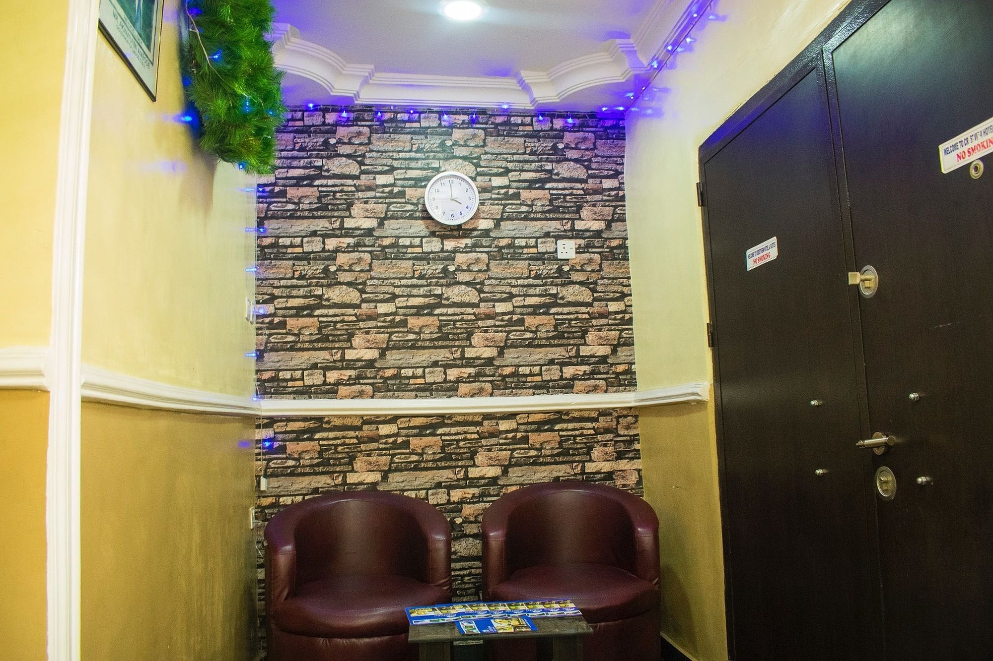 Фото Crestview Hotel & Suites