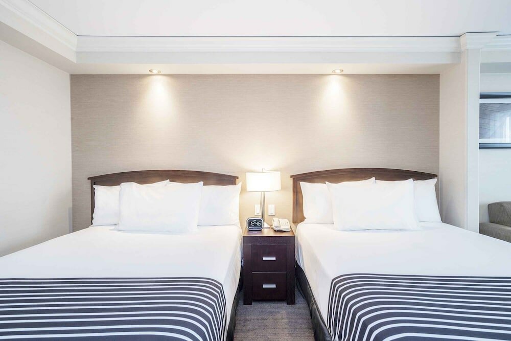 Фото Sandman Signature Toronto Airport Hotel