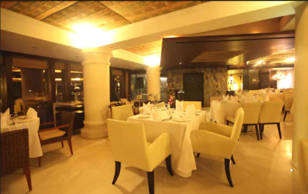 Фото Peninsula Grand Hotel