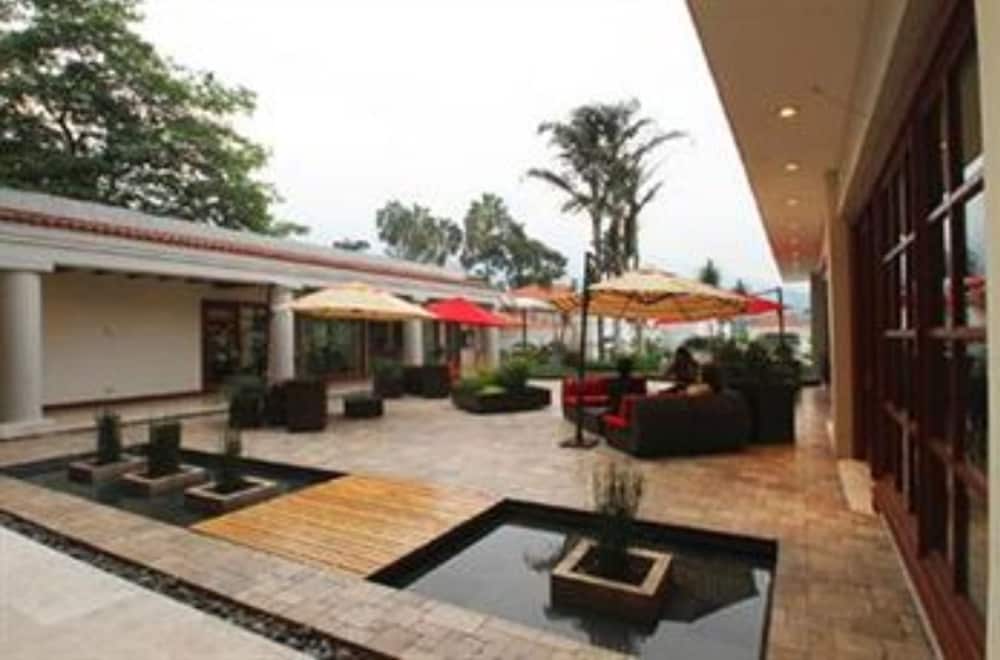 Фото Plaza Hotel and Suites