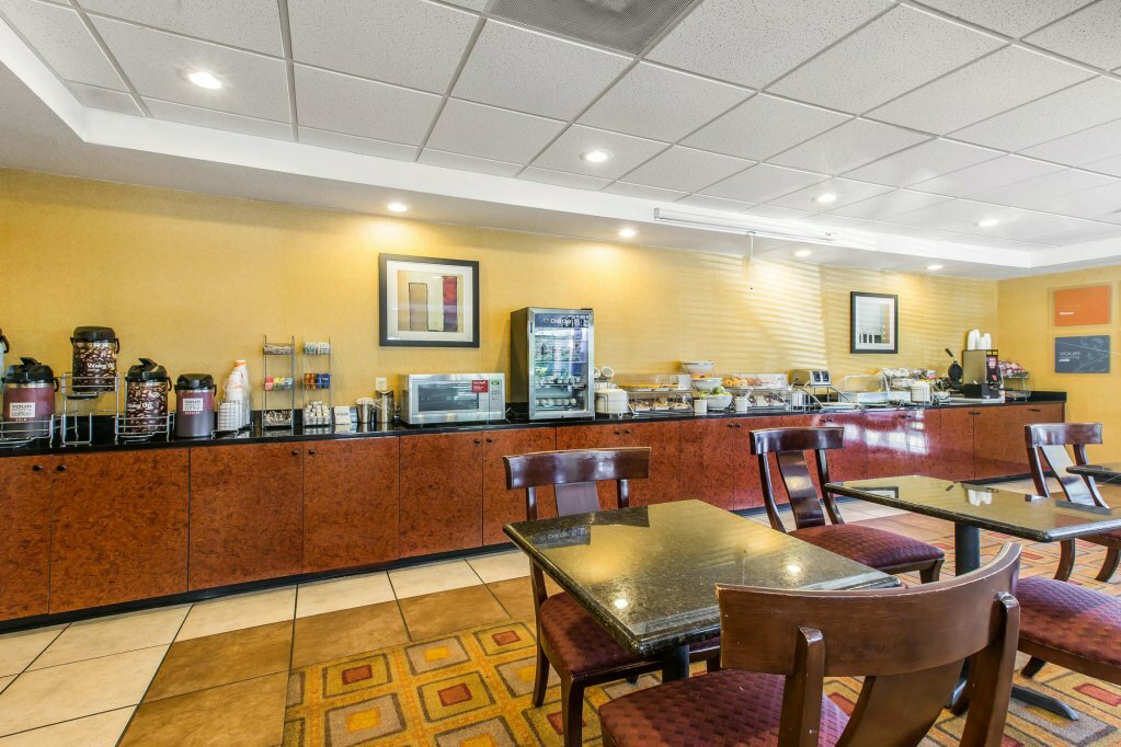 Фото Comfort Suites Forsyth near I-75