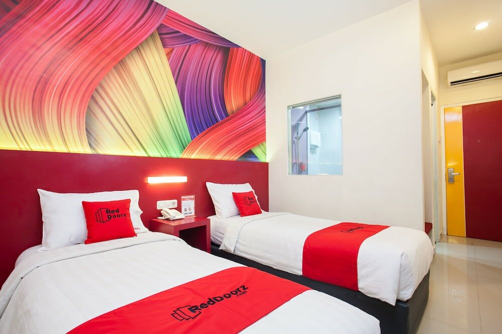 Фото RedDoorz near Hawaii Water Park