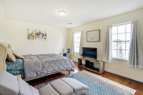 Гостиница Chic Newark Vacation Rental: Patio & Fireplace! в Ньюарке