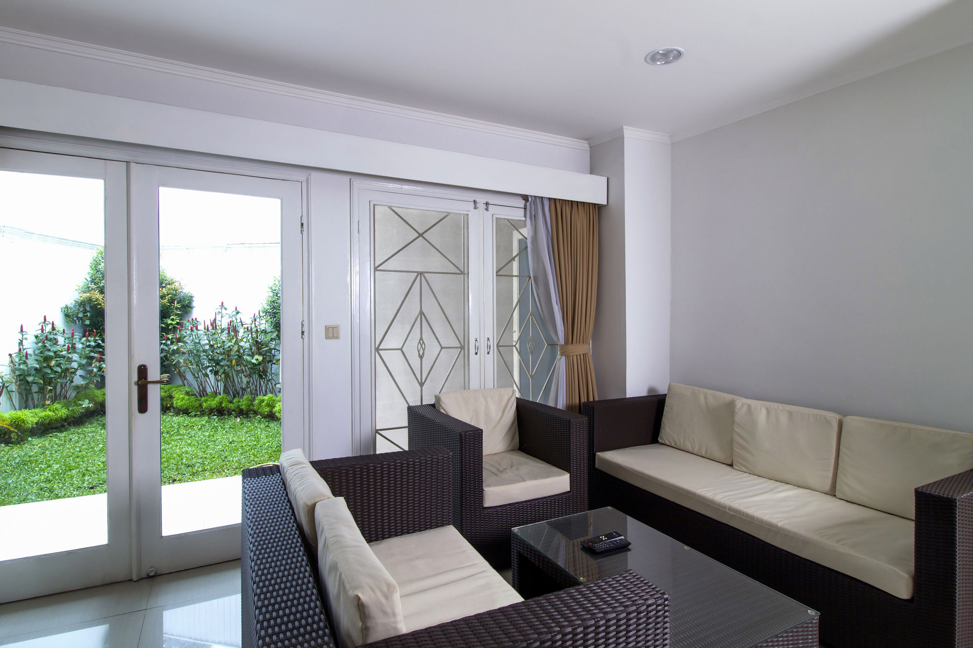 Фото RedDoorz Plus @ Tendean