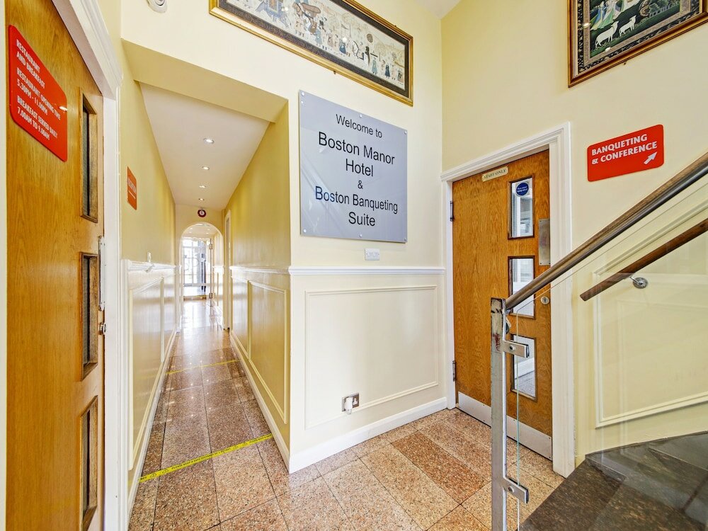 Фото Oyo Bostons Manor Hotel