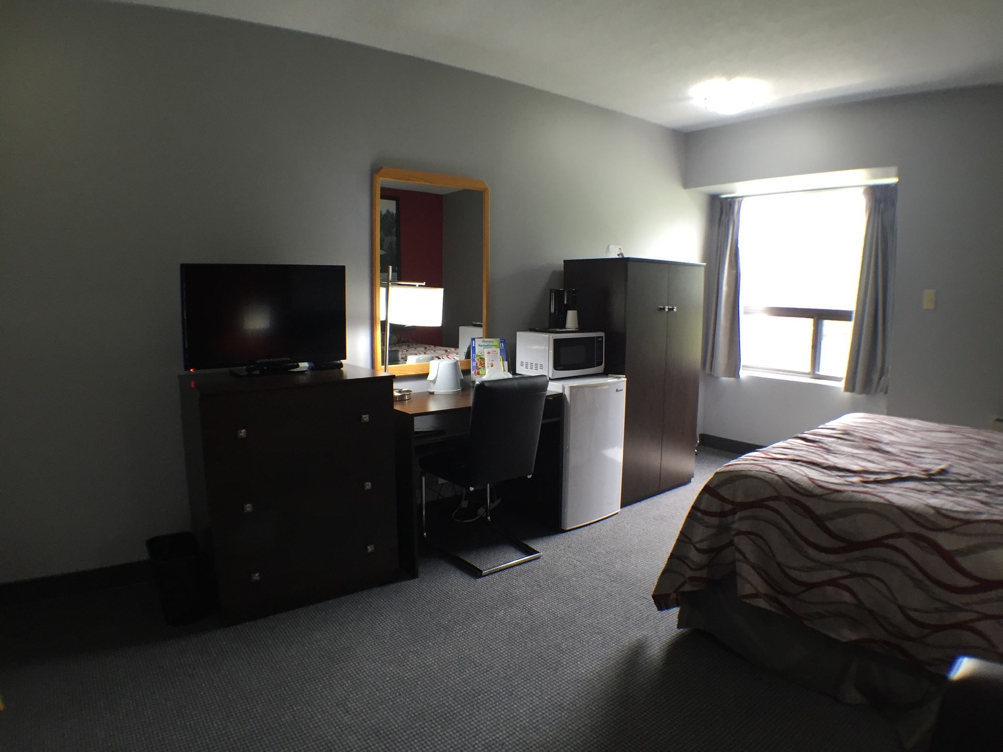 Фото Super 8 by Wyndham Mt Hope Hamilton Intl Arpt On