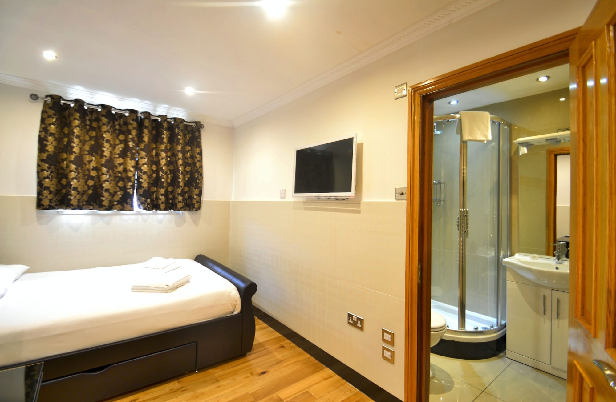 Фото Hyde Park Apartments