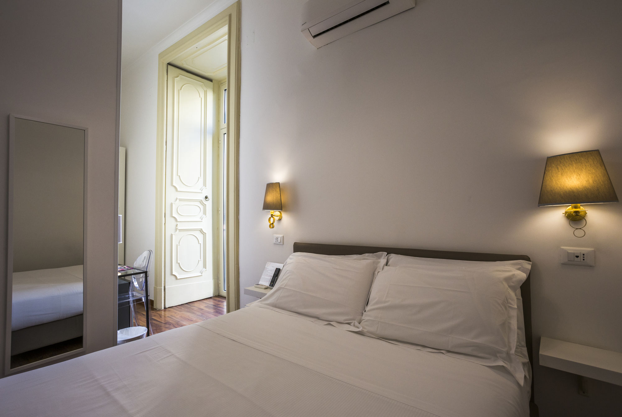 Фото Napoli Class Luxury Rooms & Suites