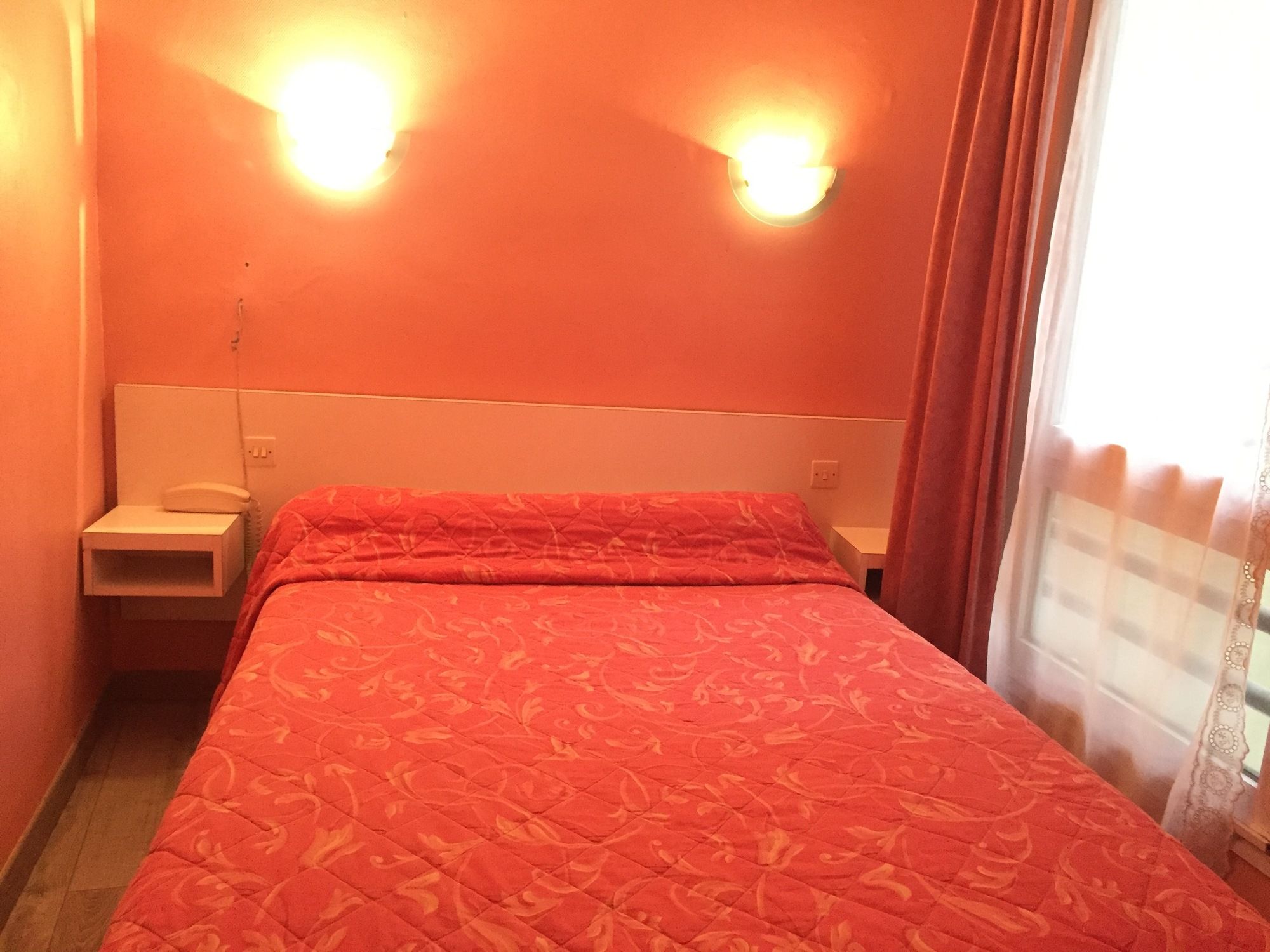 Фото Hôtel des Pyrénées