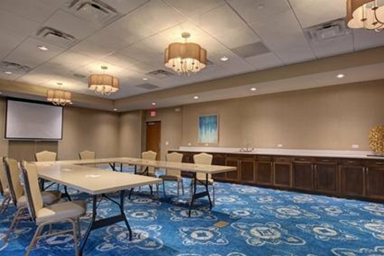 Фото Hampton Inn & Suites Tampa Busch Gardens Area