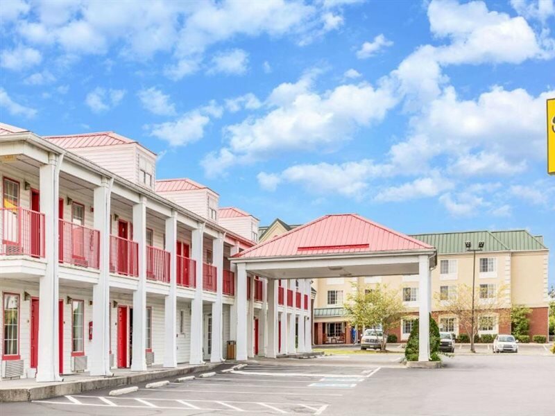 Фото Super 8 by Wyndham Clinton