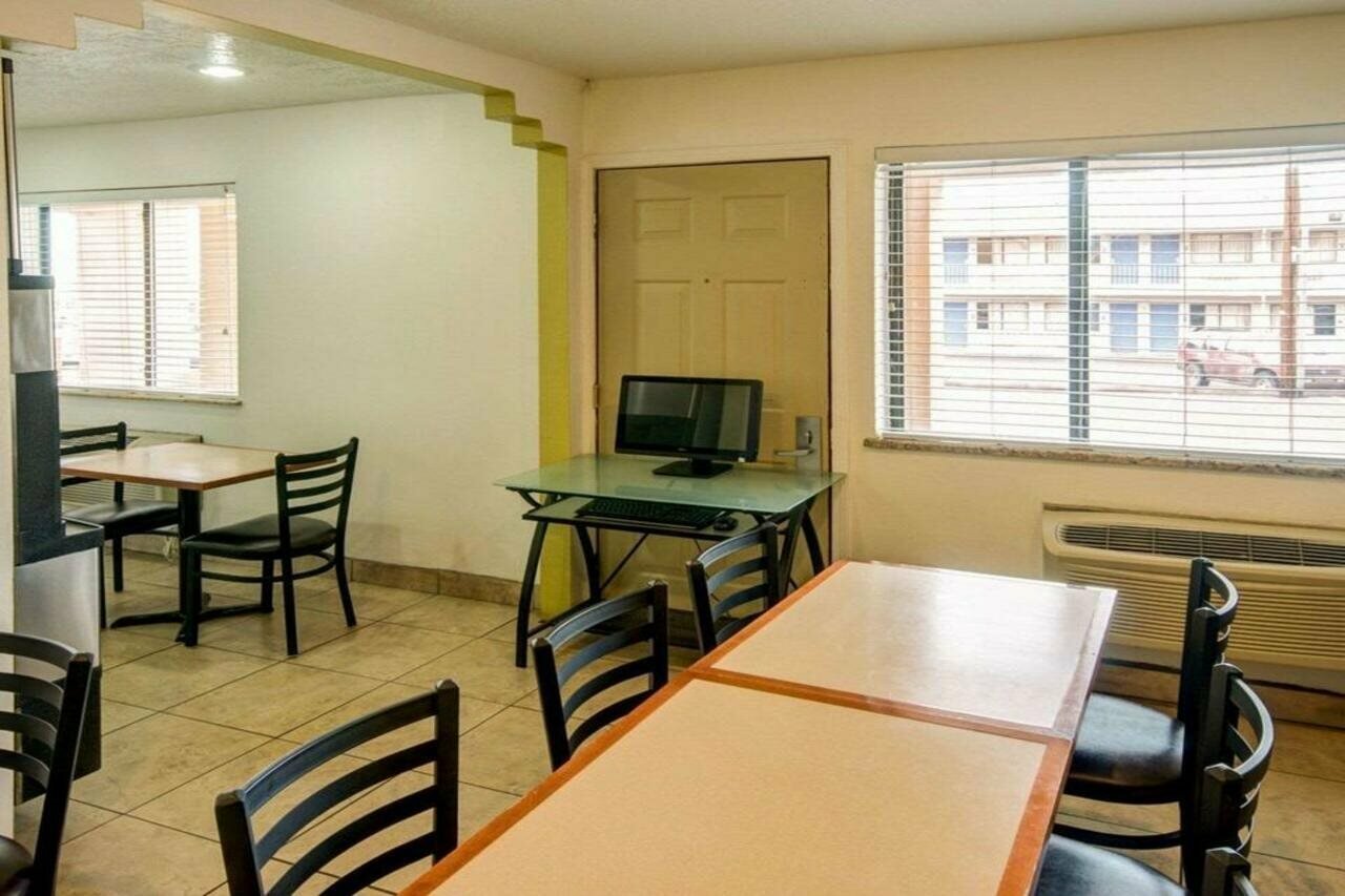 Фото Econo Lodge East