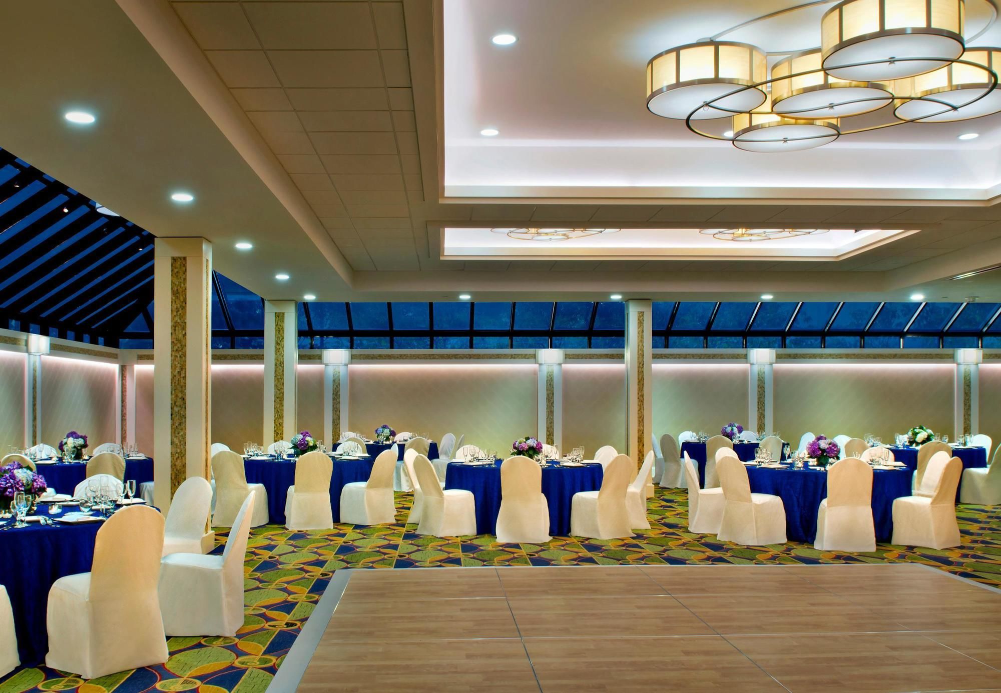 Фото Long Island Marriott