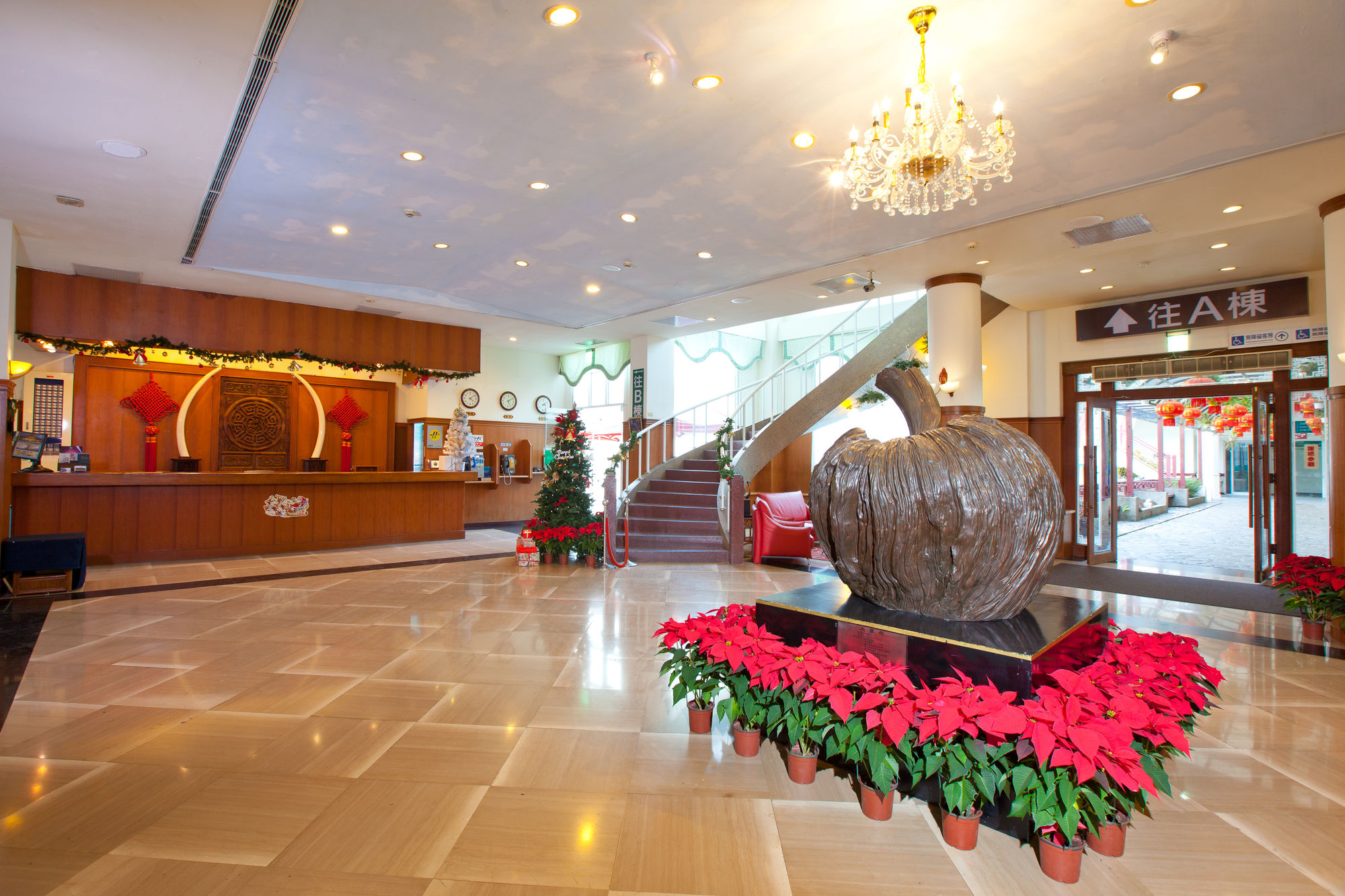 Фото Lakeside Resort Hotel