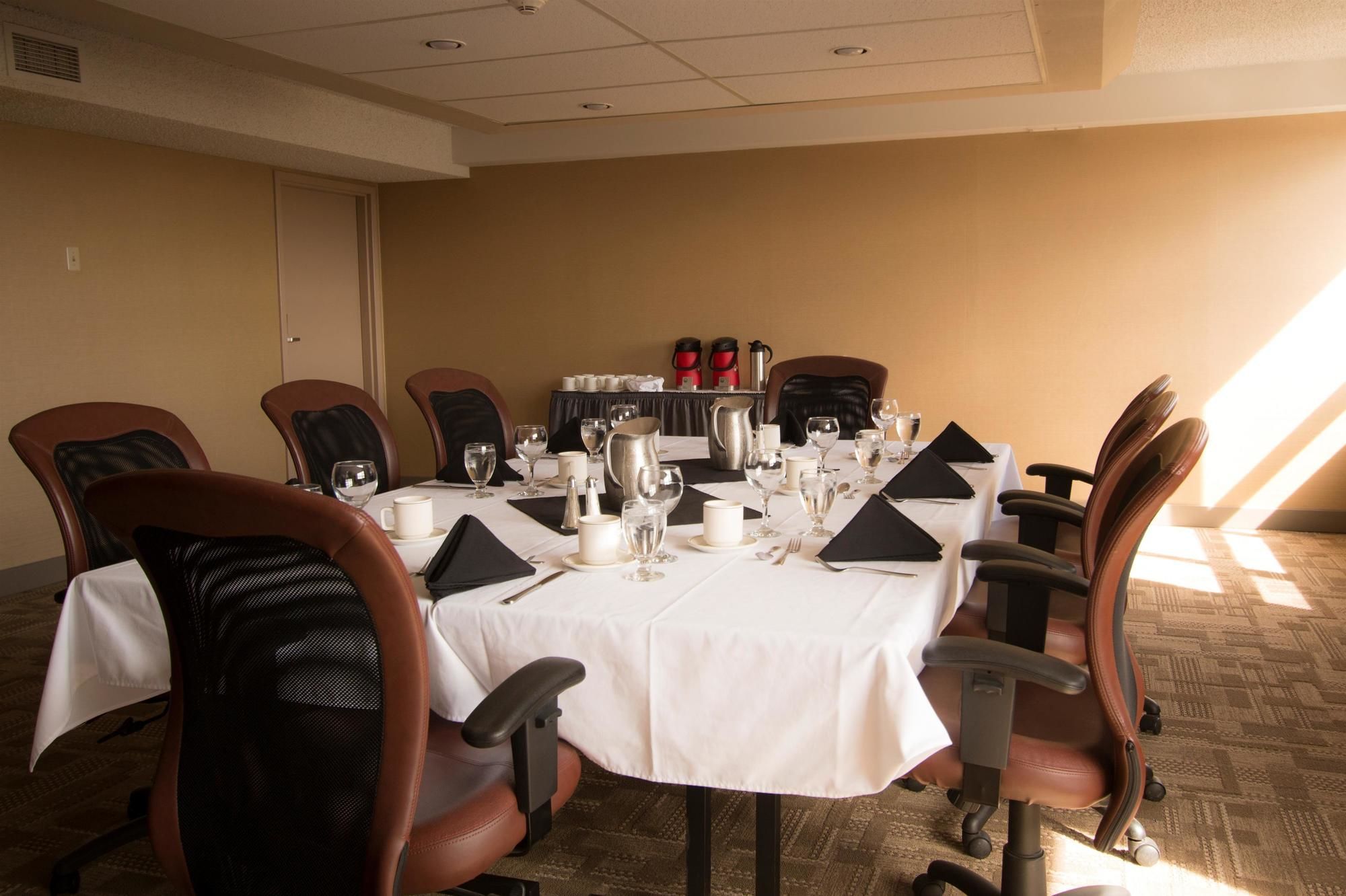 Фото Ramada by Wyndham Northern Grand Hotel & Conference Centre