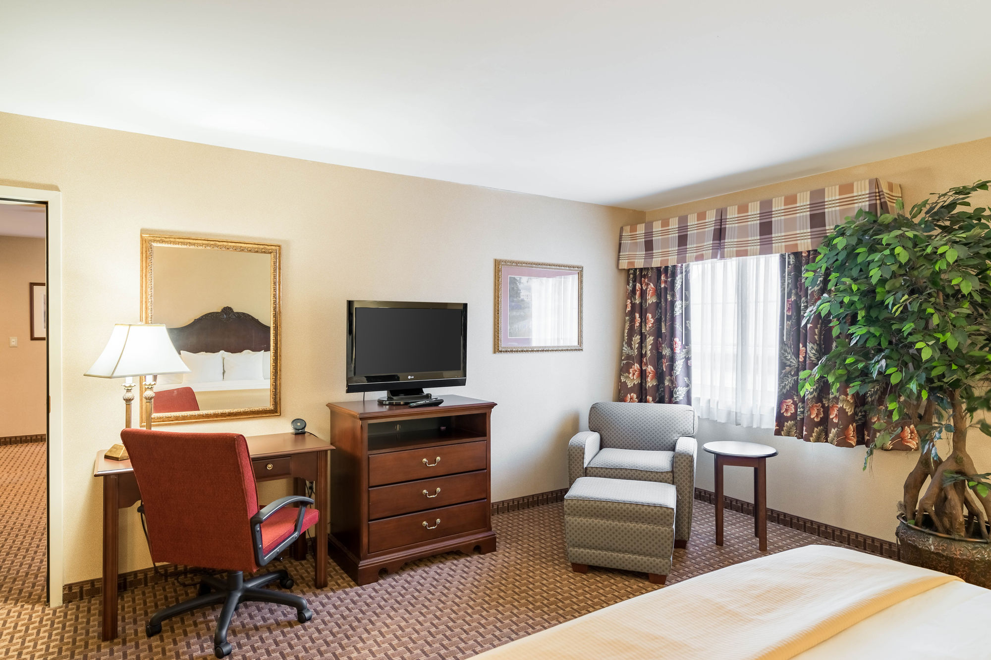 Фото Red Roof Inn & Suites Wilmington - New Castle