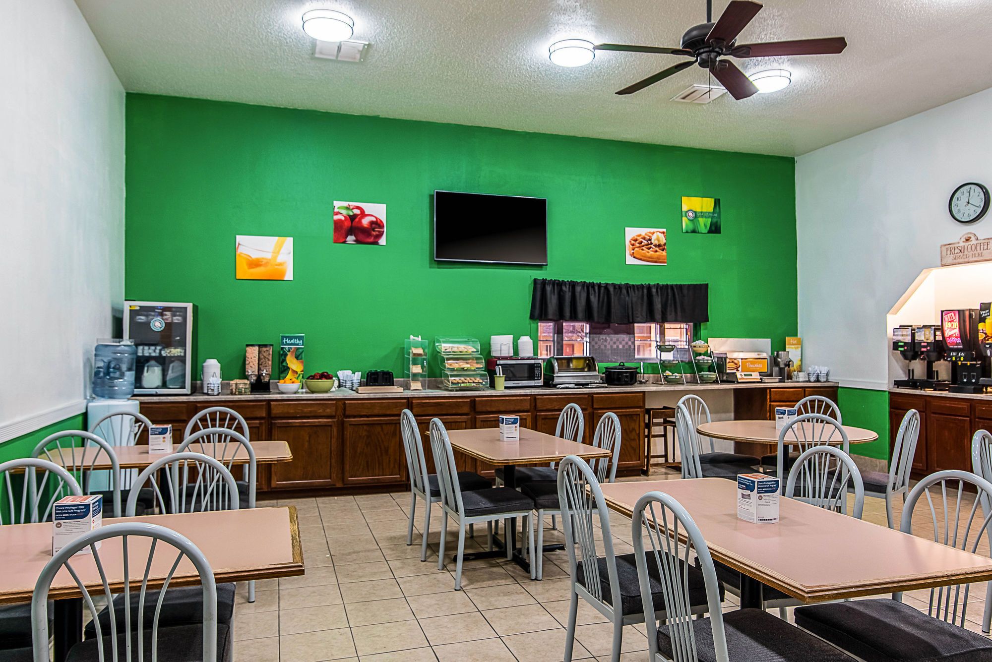 Фото Colby Inn and Suites