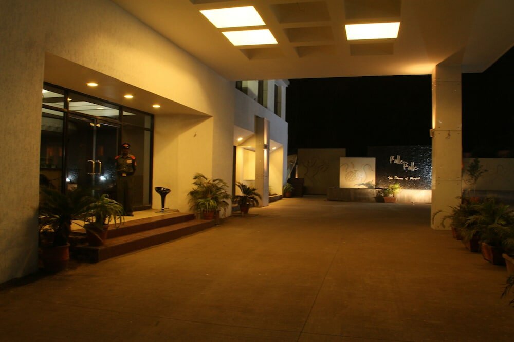 Фото The Manor Hotel