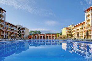 отель Holiday House