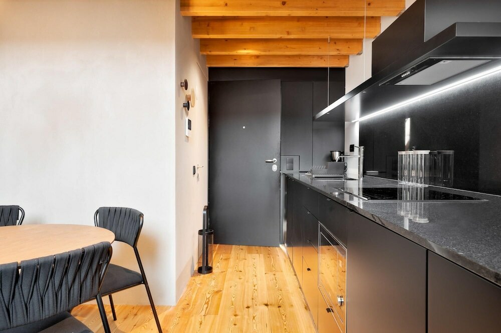 Фото Elegant Downtown Apartment