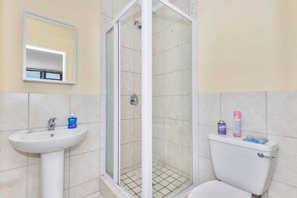 Фото Bright Studio Apartment w Stunning Roof-top Pool