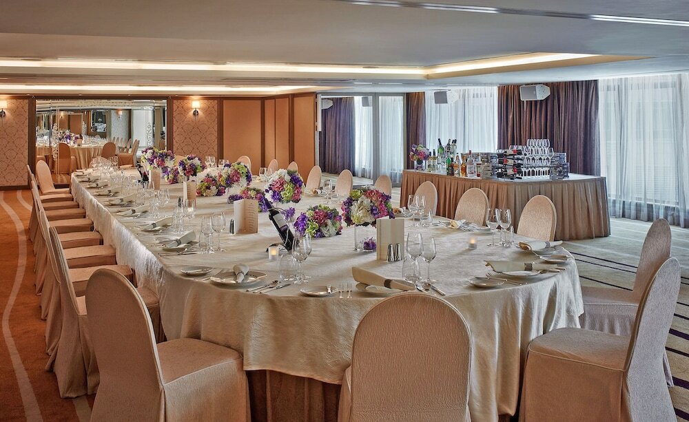 Фото The Royal Pacific Hotel and Towers