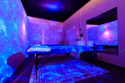 Жігіт қалпақ пен сперматозоидты жалады