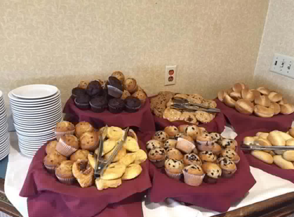 Фото Ramada by Wyndham Hawthorne Lax La Stadium