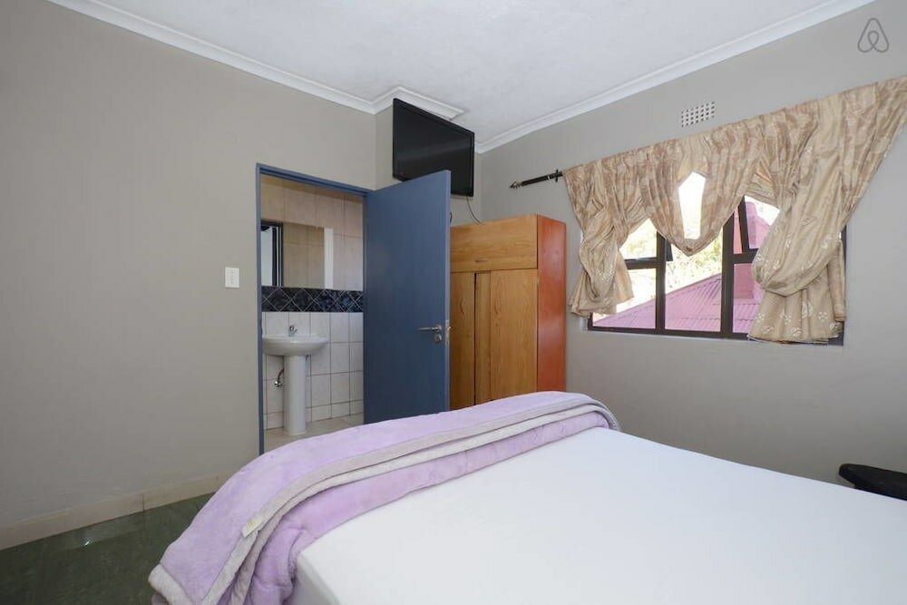 Фото Legacy Guest Lodge