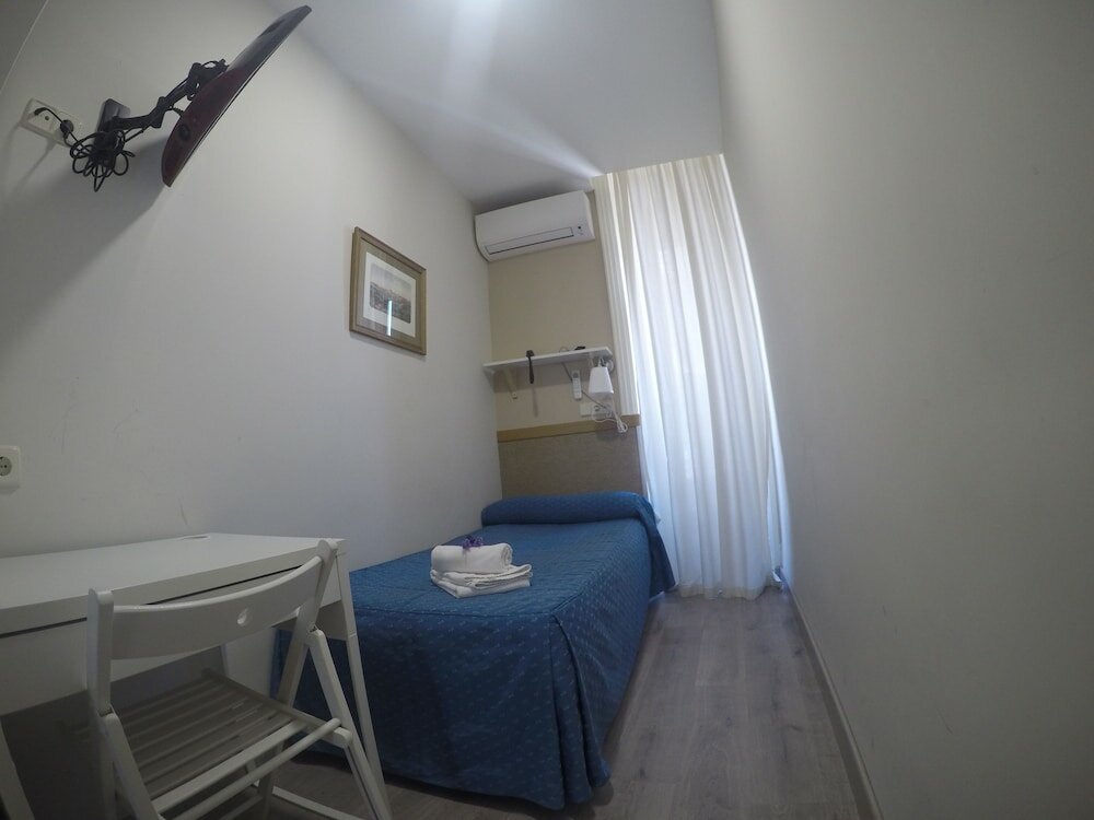 Фото Hostal El Pilar