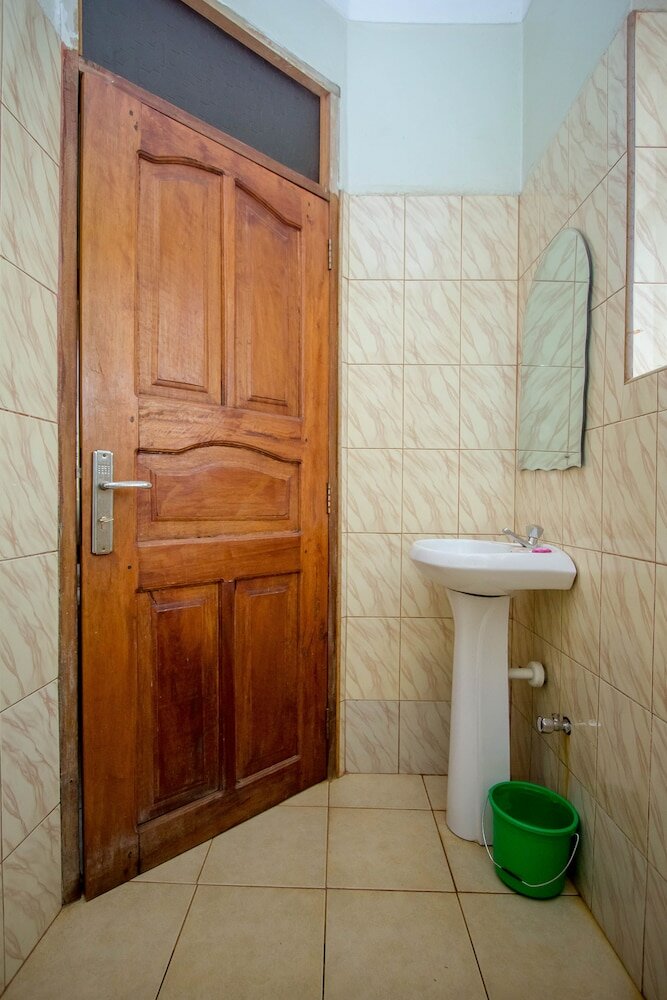 Фото Makerere Serene Hotel