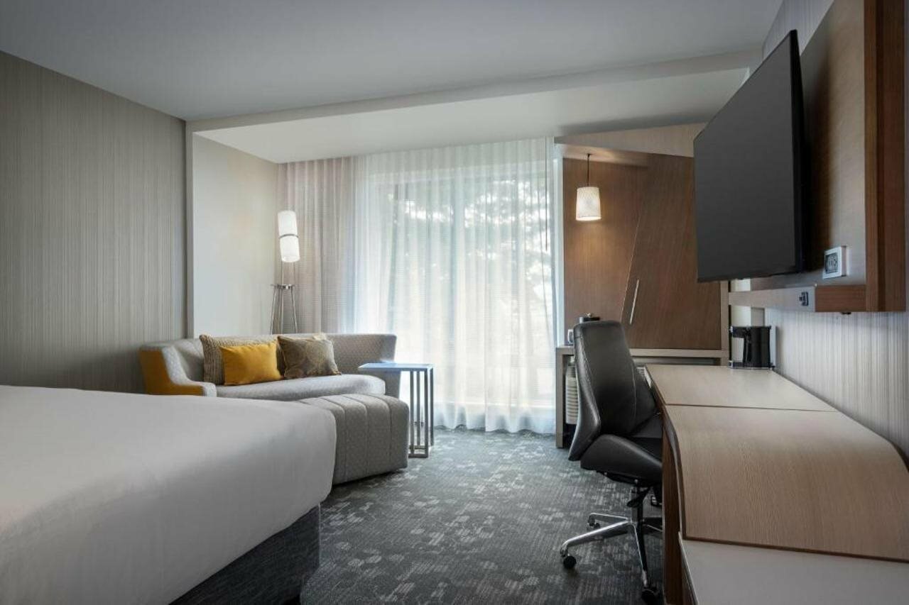 Фото Courtyard by Marriott Nanaimo